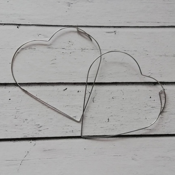 Heart shaped ๐ statement earrings - Picture 4 of 8